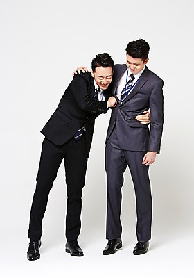 포토 JPG 스튜디오촬영 전신 남자 장난 안기 어깨동무 함께함 실내 서기 미소 정장 20대 성인 두명 앞모습 친구 다정 우정 한국인 비즈니스맨 동료 성인남자만 청년남자만 브로맨스 국내포토 옷 뷰포인트 포즈 컨셉 비즈니스 관계 모션 표정 사람 동양인 청년 내부 직장인 남자만 청년만 성인만 파일형식