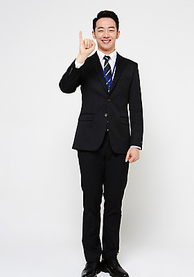 포토 JPG 스튜디오촬영 전신 남자 실내 한명 서기 미소 정장 20대 성인 앞모습 한국인 비즈니스맨 흰배경 약속 사원증 새끼손가락 청년남자한명만 성인남자한명만 국내포토 1 옷 뷰포인트 백그라운드 비즈니스 모션 표정 사람 동양인 청년 내부 흰색 직장인 남자한명만 성인남자만 청년남자만 파일형식