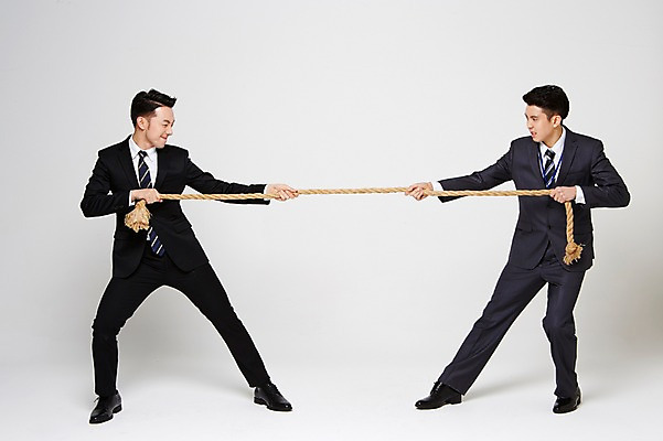 포토 JPG 스튜디오촬영 전신 남자 밧줄 실내 서기 정장 20대 성인 두명 앞모습 친구 경쟁 한국인 잡기 비즈니스맨 찡그림 당기기 목표 라이벌 동료 줄다리기 간절함 성인남자만 청년남자만 국내포토 옷 줄 뷰포인트 컨셉 비즈니스 관계 모션 놀이 표정 사람 동양인 청년 내부 직장인 남자만 청년만 성인만 파일형식