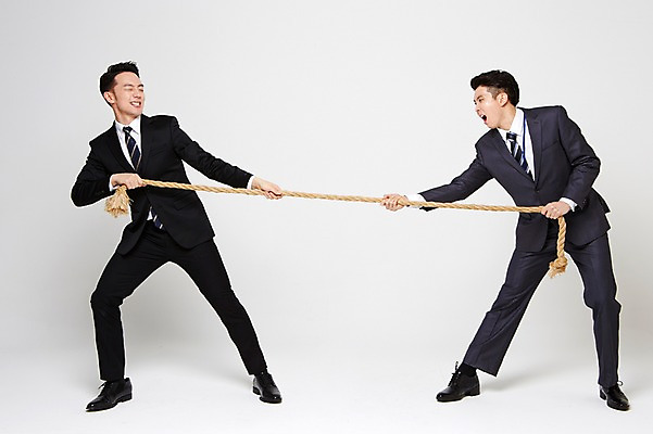 포토 JPG 스튜디오촬영 전신 남자 밧줄 실내 서기 정장 20대 성인 두명 앞모습 친구 경쟁 외침 한국인 잡기 비즈니스맨 찡그림 당기기 목표 라이벌 동료 줄다리기 간절함 성인남자만 청년남자만 국내포토 옷 줄 뷰포인트 컨셉 비즈니스 관계 모션 놀이 표정 사람 동양인 청년 내부 소리 직장인 남자만 청년만 성인만 파일형식