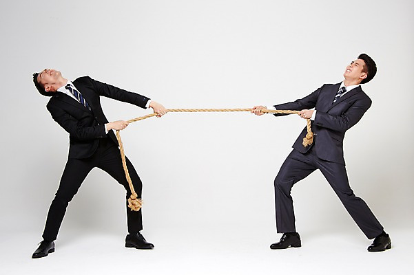 포토 JPG 스튜디오촬영 전신 남자 밧줄 실내 서기 정장 20대 성인 두명 앞모습 친구 경쟁 한국인 잡기 비즈니스맨 찡그림 당기기 목표 라이벌 동료 줄다리기 간절함 성인남자만 청년남자만 국내포토 옷 줄 뷰포인트 컨셉 비즈니스 관계 모션 놀이 표정 사람 동양인 청년 내부 직장인 남자만 청년만 성인만 파일형식