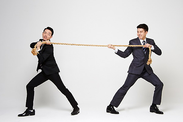 포토 JPG 스튜디오촬영 전신 남자 밧줄 실내 서기 정장 20대 성인 두명 옆모습 친구 경쟁 한국인 잡기 비즈니스맨 찡그림 당기기 목표 라이벌 동료 줄다리기 노려봄 간절함 성인남자만 청년남자만 국내포토 옷 줄 뷰포인트 컨셉 비즈니스 관계 모션 놀이 표정 사람 동양인 청년 내부 직장인 남자만 청년만 성인만 파일형식