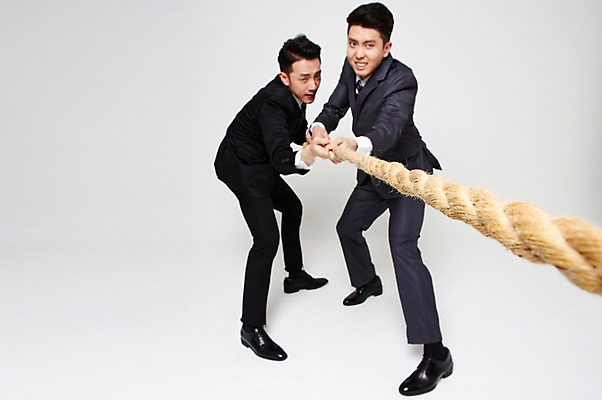 포토 JPG 스튜디오촬영 전신 남자 밧줄 협력 함께함 실내 서기 정장 20대 성인 두명 옆모습 친구 한국인 잡기 비즈니스맨 찡그림 당기기 동료 줄다리기 간절함 성인남자만 청년남자만 국내포토 옷 줄 뷰포인트 컨셉 비즈니스 관계 모션 놀이 표정 사람 동양인 청년 내부 직장인 남자만 청년만 성인만 파일형식