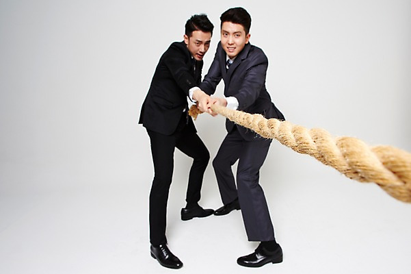 포토 JPG 스튜디오촬영 전신 남자 밧줄 협력 함께함 실내 서기 정장 20대 성인 두명 옆모습 친구 한국인 잡기 비즈니스맨 찡그림 당기기 동료 줄다리기 간절함 성인남자만 청년남자만 국내포토 옷 줄 뷰포인트 컨셉 비즈니스 관계 모션 놀이 표정 사람 동양인 청년 내부 직장인 남자만 청년만 성인만 파일형식