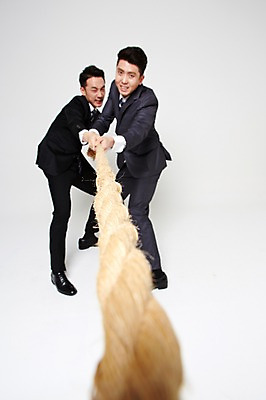 포토 JPG 스튜디오촬영 전신 남자 밧줄 협력 함께함 실내 서기 정장 20대 성인 두명 옆모습 친구 한국인 잡기 비즈니스맨 찡그림 당기기 동료 줄다리기 간절함 성인남자만 청년남자만 국내포토 옷 줄 뷰포인트 컨셉 비즈니스 관계 모션 놀이 표정 사람 동양인 청년 내부 직장인 남자만 청년만 성인만 파일형식