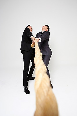 포토 JPG 스튜디오촬영 전신 남자 밧줄 협력 함께함 실내 서기 정장 20대 성인 두명 옆모습 친구 한국인 잡기 비즈니스맨 찡그림 당기기 동료 고개들기 줄다리기 간절함 성인남자만 청년남자만 국내포토 옷 줄 뷰포인트 컨셉 비즈니스 관계 모션 놀이 표정 사람 동양인 청년 내부 직장인 남자만 청년만 성인만 파일형식