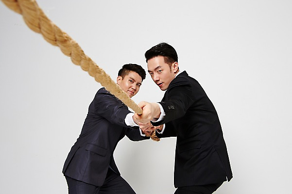 포토 JPG 스튜디오촬영 남자 밧줄 협력 함께함 실내 서기 정장 상반신 20대 성인 두명 옆모습 친구 한국인 잡기 비즈니스맨 찡그림 당기기 동료 줄다리기 간절함 성인남자만 청년남자만 국내포토 옷 줄 뷰포인트 컨셉 비즈니스 관계 모션 놀이 표정 사람 동양인 청년 내부 직장인 남자만 청년만 성인만 파일형식
