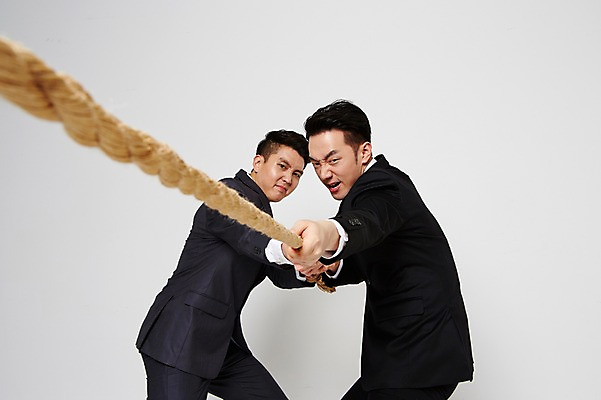 포토 JPG 스튜디오촬영 남자 밧줄 협력 함께함 실내 서기 정장 상반신 20대 성인 두명 옆모습 친구 한국인 잡기 비즈니스맨 찡그림 당기기 동료 줄다리기 간절함 성인남자만 청년남자만 국내포토 옷 줄 뷰포인트 컨셉 비즈니스 관계 모션 놀이 표정 사람 동양인 청년 내부 직장인 남자만 청년만 성인만 파일형식