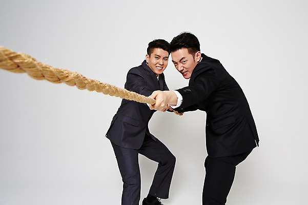 포토 JPG 스튜디오촬영 남자 밧줄 협력 함께함 실내 서기 정장 상반신 20대 성인 두명 옆모습 친구 한국인 잡기 비즈니스맨 찡그림 당기기 동료 줄다리기 간절함 성인남자만 청년남자만 국내포토 옷 줄 뷰포인트 컨셉 비즈니스 관계 모션 놀이 표정 사람 동양인 청년 내부 직장인 남자만 청년만 성인만 파일형식