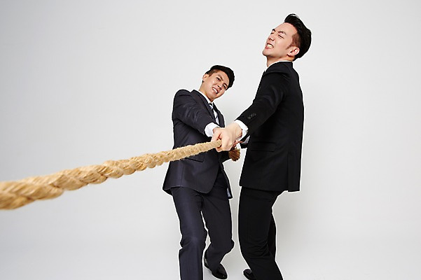포토 JPG 스튜디오촬영 남자 밧줄 협력 함께함 실내 서기 정장 상반신 20대 성인 두명 옆모습 친구 한국인 잡기 비즈니스맨 찡그림 당기기 동료 줄다리기 간절함 성인남자만 청년남자만 국내포토 옷 줄 뷰포인트 컨셉 비즈니스 관계 모션 놀이 표정 사람 동양인 청년 내부 직장인 남자만 청년만 성인만 파일형식
