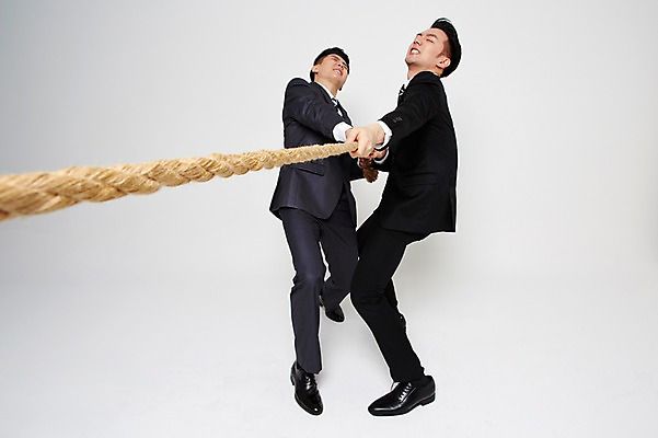 포토 JPG 스튜디오촬영 전신 남자 밧줄 협력 함께함 실내 서기 정장 20대 성인 두명 옆모습 친구 한국인 잡기 비즈니스맨 찡그림 당기기 동료 줄다리기 간절함 성인남자만 청년남자만 국내포토 옷 줄 뷰포인트 컨셉 비즈니스 관계 모션 놀이 표정 사람 동양인 청년 내부 직장인 남자만 청년만 성인만 파일형식