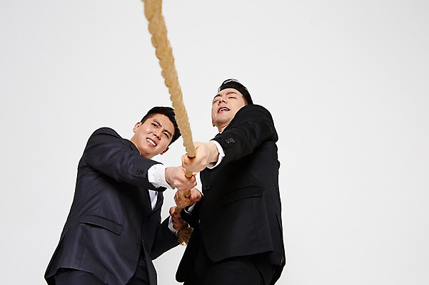 포토 JPG 스튜디오촬영 남자 밧줄 로우앵글 협력 함께함 실내 정장 상반신 20대 성인 두명 옆모습 친구 한국인 잡기 비즈니스맨 찡그림 당기기 동료 줄다리기 간절함 성인남자만 청년남자만 국내포토 옷 줄 뷰포인트 컨셉 비즈니스 관계 모션 놀이 표정 사람 동양인 청년 내부 직장인 남자만 청년만 성인만 파일형식