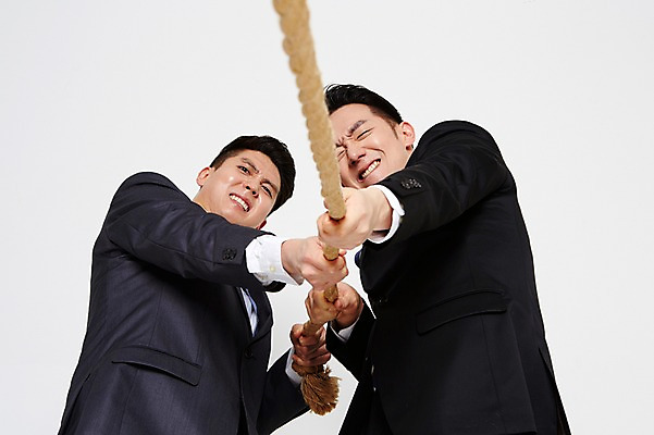 포토 JPG 스튜디오촬영 남자 밧줄 로우앵글 협력 함께함 실내 정장 상반신 20대 성인 두명 옆모습 친구 한국인 잡기 비즈니스맨 찡그림 당기기 동료 줄다리기 간절함 성인남자만 청년남자만 국내포토 옷 줄 뷰포인트 컨셉 비즈니스 관계 모션 놀이 표정 사람 동양인 청년 내부 직장인 남자만 청년만 성인만 파일형식