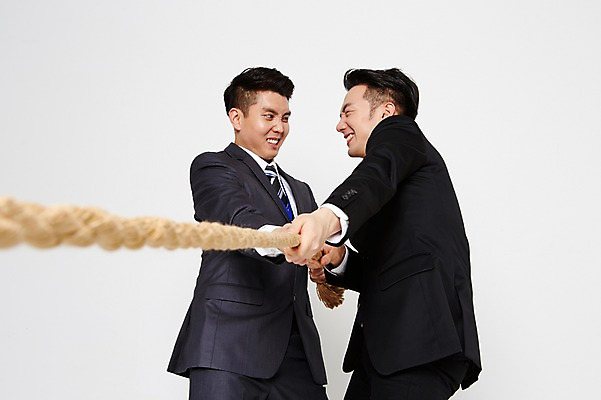 포토 JPG 스튜디오촬영 남자 밧줄 협력 함께함 실내 서기 정장 상반신 20대 성인 두명 옆모습 친구 마주보기 한국인 잡기 비즈니스맨 찡그림 당기기 동료 줄다리기 간절함 성인남자만 청년남자만 국내포토 옷 줄 뷰포인트 컨셉 비즈니스 관계 모션 놀이 표정 사람 동양인 청년 내부 직장인 남자만 청년만 성인만 파일형식