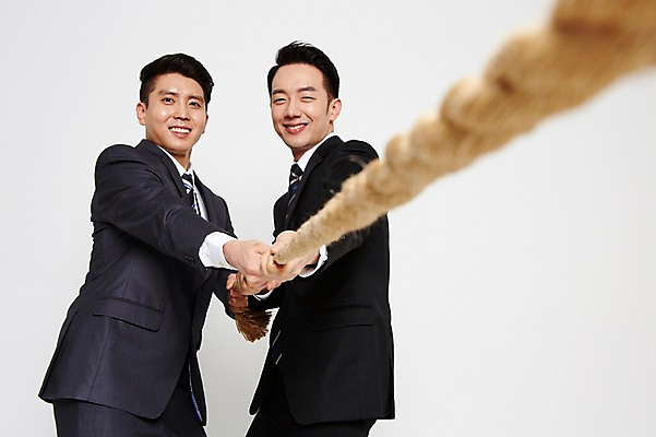 포토 JPG 스튜디오촬영 남자 밧줄 협력 함께함 실내 서기 미소 정장 상반신 20대 성인 두명 옆모습 친구 한국인 잡기 비즈니스맨 당기기 동료 줄다리기 간절함 성인남자만 청년남자만 국내포토 옷 줄 뷰포인트 컨셉 비즈니스 관계 모션 놀이 표정 사람 동양인 청년 내부 직장인 남자만 청년만 성인만 파일형식