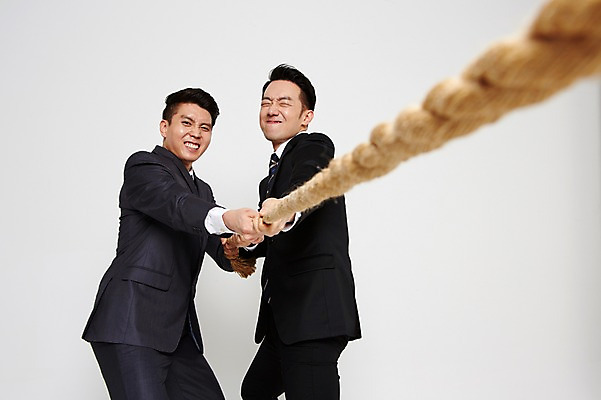 포토 JPG 스튜디오촬영 남자 밧줄 협력 함께함 실내 서기 정장 상반신 20대 성인 두명 옆모습 친구 한국인 잡기 비즈니스맨 찡그림 당기기 동료 줄다리기 간절함 성인남자만 청년남자만 국내포토 옷 줄 뷰포인트 컨셉 비즈니스 관계 모션 놀이 표정 사람 동양인 청년 내부 직장인 남자만 청년만 성인만 파일형식