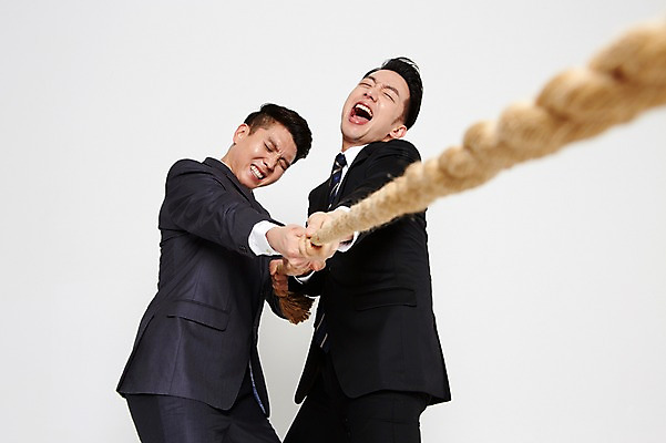 포토 JPG 스튜디오촬영 남자 밧줄 협력 함께함 실내 서기 정장 상반신 20대 성인 두명 옆모습 친구 외침 한국인 잡기 비즈니스맨 찡그림 당기기 동료 줄다리기 간절함 성인남자만 청년남자만 국내포토 옷 줄 뷰포인트 컨셉 비즈니스 관계 모션 놀이 표정 사람 동양인 청년 내부 소리 직장인 남자만 청년만 성인만 파일형식