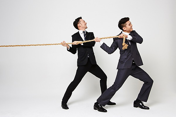 포토 JPG 스튜디오촬영 전신 남자 밧줄 협력 함께함 실내 서기 정장 20대 성인 두명 옆모습 친구 한국인 잡기 비즈니스맨 찡그림 당기기 동료 줄다리기 간절함 성인남자만 청년남자만 국내포토 옷 줄 뷰포인트 컨셉 비즈니스 관계 모션 놀이 표정 사람 동양인 청년 내부 직장인 남자만 청년만 성인만 파일형식
