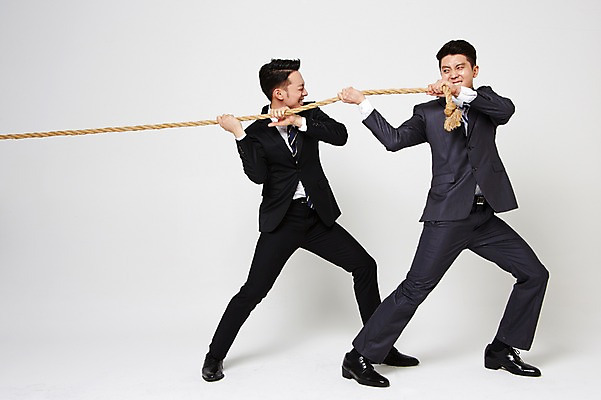 포토 JPG 스튜디오촬영 전신 남자 밧줄 협력 함께함 실내 서기 정장 20대 성인 두명 옆모습 친구 한국인 잡기 비즈니스맨 찡그림 당기기 동료 줄다리기 간절함 성인남자만 청년남자만 국내포토 옷 줄 뷰포인트 컨셉 비즈니스 관계 모션 놀이 표정 사람 동양인 청년 내부 직장인 남자만 청년만 성인만 파일형식