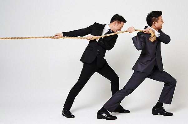 포토 JPG 스튜디오촬영 전신 남자 밧줄 협력 함께함 실내 서기 정장 20대 성인 두명 옆모습 친구 한국인 잡기 비즈니스맨 찡그림 당기기 동료 줄다리기 간절함 성인남자만 청년남자만 국내포토 옷 줄 뷰포인트 컨셉 비즈니스 관계 모션 놀이 표정 사람 동양인 청년 내부 직장인 남자만 청년만 성인만 파일형식