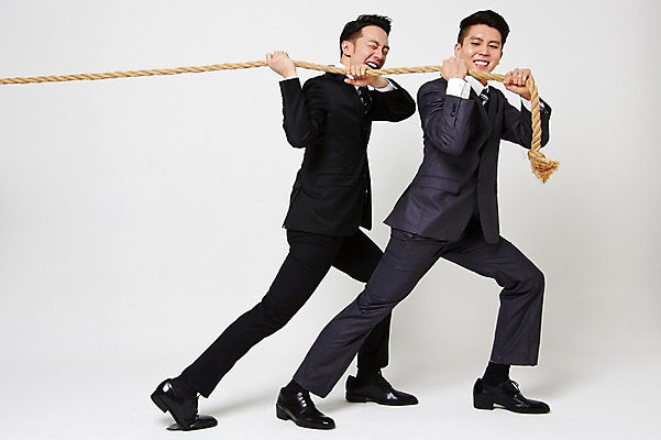 포토 JPG 스튜디오촬영 전신 남자 밧줄 협력 함께함 실내 서기 정장 20대 성인 두명 옆모습 친구 한국인 잡기 비즈니스맨 찡그림 당기기 동료 줄다리기 간절함 성인남자만 청년남자만 국내포토 옷 줄 뷰포인트 컨셉 비즈니스 관계 모션 놀이 표정 사람 동양인 청년 내부 직장인 남자만 청년만 성인만 파일형식