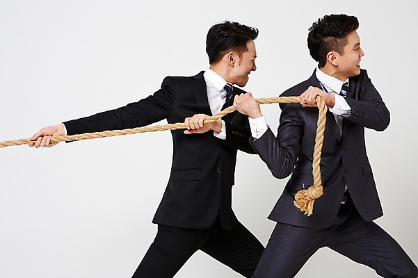 포토 JPG 스튜디오촬영 남자 밧줄 협력 함께함 실내 서기 정장 상반신 20대 성인 두명 옆모습 친구 한국인 잡기 비즈니스맨 찡그림 당기기 동료 줄다리기 간절함 성인남자만 청년남자만 국내포토 옷 줄 뷰포인트 컨셉 비즈니스 관계 모션 놀이 표정 사람 동양인 청년 내부 직장인 남자만 청년만 성인만 파일형식