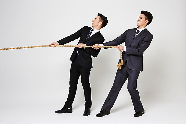 포토 JPG 스튜디오촬영 전신 남자 밧줄 협력 함께함 실내 서기 정장 20대 성인 두명 옆모습 친구 한국인 잡기 비즈니스맨 찡그림 당기기 동료 줄다리기 간절함 성인남자만 청년남자만 국내포토 옷 줄 뷰포인트 컨셉 비즈니스 관계 모션 놀이 표정 사람 동양인 청년 내부 직장인 남자만 청년만 성인만 파일형식