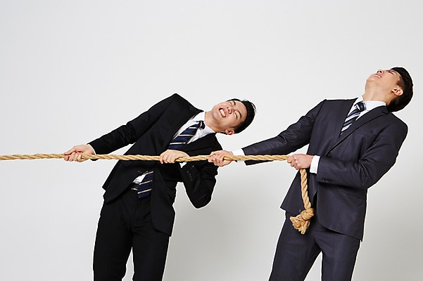 포토 JPG 스튜디오촬영 남자 밧줄 협력 함께함 실내 서기 정장 상반신 20대 성인 두명 앞모습 친구 한국인 잡기 비즈니스맨 찡그림 당기기 동료 고개들기 줄다리기 간절함 성인남자만 청년남자만 국내포토 옷 줄 뷰포인트 컨셉 비즈니스 관계 모션 놀이 표정 사람 동양인 청년 내부 직장인 남자만 청년만 성인만 파일형식