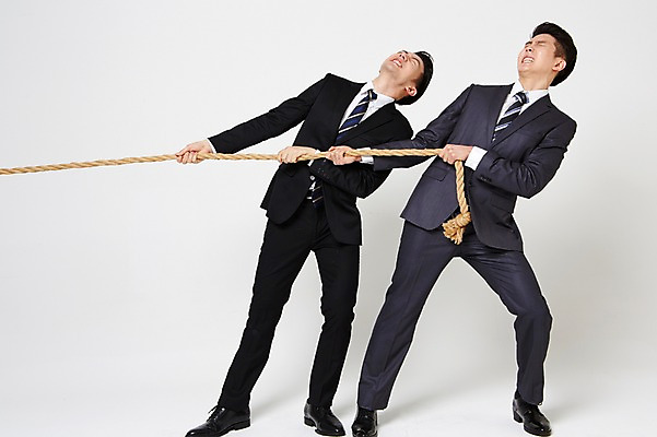포토 JPG 스튜디오촬영 전신 남자 밧줄 협력 함께함 실내 서기 정장 20대 성인 두명 앞모습 친구 한국인 잡기 비즈니스맨 찡그림 당기기 동료 고개들기 줄다리기 간절함 성인남자만 청년남자만 국내포토 옷 줄 뷰포인트 컨셉 비즈니스 관계 모션 놀이 표정 사람 동양인 청년 내부 직장인 남자만 청년만 성인만 파일형식