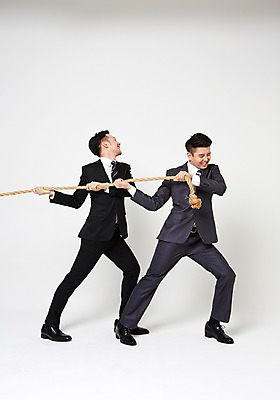 포토 JPG 스튜디오촬영 전신 남자 밧줄 협력 함께함 실내 서기 정장 20대 성인 두명 옆모습 친구 한국인 잡기 비즈니스맨 찡그림 당기기 동료 줄다리기 간절함 성인남자만 청년남자만 국내포토 옷 줄 뷰포인트 컨셉 비즈니스 관계 모션 놀이 표정 사람 동양인 청년 내부 직장인 남자만 청년만 성인만 파일형식