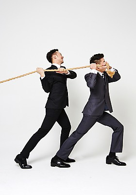 포토 JPG 스튜디오촬영 전신 남자 밧줄 협력 함께함 실내 서기 정장 20대 성인 두명 옆모습 친구 한국인 잡기 비즈니스맨 찡그림 당기기 동료 줄다리기 간절함 성인남자만 청년남자만 국내포토 옷 줄 뷰포인트 컨셉 비즈니스 관계 모션 놀이 표정 사람 동양인 청년 내부 직장인 남자만 청년만 성인만 파일형식