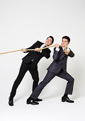 포토 JPG 스튜디오촬영 전신 남자 밧줄 협력 함께함 실내 서기 정장 20대 성인 두명 앞모습 옆모습 친구 한국인 잡기 비즈니스맨 찡그림 당기기 동료 줄다리기 간절함 성인남자만 청년남자만 국내포토 옷 줄 뷰포인트 컨셉 비즈니스 관계 모션 놀이 표정 사람 동양인 청년 내부 직장인 남자만 청년만 성인만 파일형식