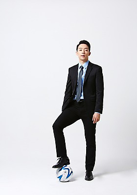 포토 JPG 스튜디오촬영 전신 남자 축구공 실내 한명 서기 정장 20대 성인 앞모습 축구 한국인 비즈니스맨 흰배경 밟기 성인남자한명만 국내포토 1 옷 뷰포인트 백그라운드 비즈니스 공 축구용품 모션 사람 동양인 청년 내부 구기 흰색 직장인 남자한명만 성인남자만 파일형식