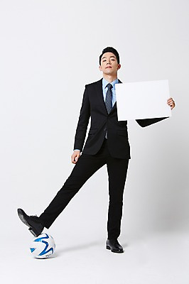 포토 JPG 스튜디오촬영 전신 남자 축구공 사각프레임 실내 한명 서기 들기 정장 20대 성인 앞모습 축구 한국인 비즈니스맨 흰배경 밟기 성인남자한명만 국내포토 1 옷 뷰포인트 백그라운드 비즈니스 공 축구용품 모션 프레임 사람 동양인 청년 내부 구기 사각형 흰색 직장인 남자한명만 성인남자만 파일형식