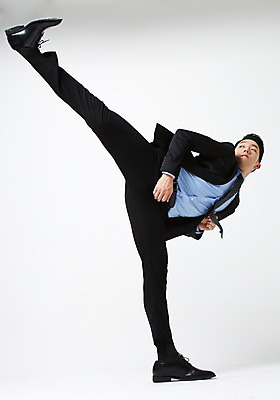 포토 JPG 스튜디오촬영 전신 남자 실내 한명 서기 정장 20대 성인 앞모습 한국인 올려보기 비즈니스맨 킥 흰배경 다리찢기 노려봄 다리들기 성인남자한명만 국내포토 1 옷 뷰포인트 백그라운드 비즈니스 모션 표정 사람 동양인 청년 내부 흰색 직장인 남자한명만 성인남자만 파일형식