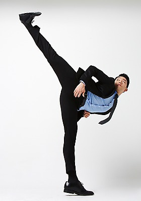 포토 JPG 스튜디오촬영 전신 남자 실내 한명 서기 정장 20대 성인 앞모습 한국인 올려보기 비즈니스맨 킥 흰배경 다리찢기 노려봄 다리들기 성인남자한명만 국내포토 1 옷 뷰포인트 백그라운드 비즈니스 모션 표정 사람 동양인 청년 내부 흰색 직장인 남자한명만 성인남자만 파일형식