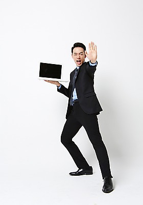 포토 JPG 스튜디오촬영 전신 남자 실내 한명 서기 들기 정장 손짓 20대 성인 옆모습 노트북 외침 한국인 금지 비즈니스맨 수비 흰배경 성인남자한명만 국내포토 1 옷 뷰포인트 백그라운드 비즈니스 모션 사람 동양인 청년 내부 전자제품 소리 흰색 직장인 남자한명만 성인남자만 파일형식