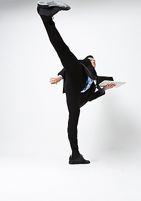 포토 JPG 스튜디오촬영 전신 남자 실내 한명 들기 정장 20대 성인 옆모습 노트북 한국인 비즈니스맨 킥 흰배경 다리찢기 다리들기 성인남자한명만 국내포토 1 옷 뷰포인트 백그라운드 비즈니스 모션 사람 동양인 청년 내부 전자제품 흰색 직장인 남자한명만 성인남자만 파일형식