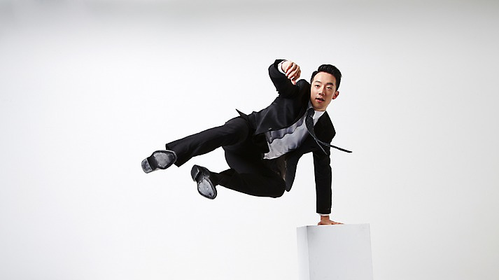 포토 JPG 스튜디오촬영 전신 남자 실내 한명 정장 20대 성인 앞모습 점프 한국인 비즈니스맨 흰배경 넘기 뛰어넘기 손짚기 성인남자한명만 국내포토 1 옷 뷰포인트 백그라운드 비즈니스 모션 사람 동양인 손짓 청년 내부 흰색 직장인 남자한명만 성인남자만 파일형식