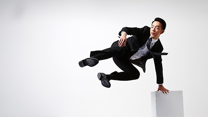 포토 JPG 스튜디오촬영 전신 남자 실내 한명 정장 20대 성인 앞모습 점프 한국인 비즈니스맨 흰배경 넘기 뛰어넘기 손짚기 성인남자한명만 국내포토 1 옷 뷰포인트 백그라운드 비즈니스 모션 사람 동양인 손짓 청년 내부 흰색 직장인 남자한명만 성인남자만 파일형식