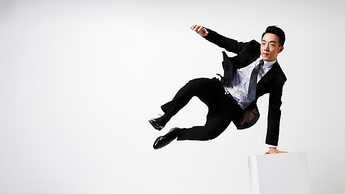 포토 JPG 스튜디오촬영 전신 남자 실내 한명 정장 20대 성인 앞모습 점프 한국인 비즈니스맨 흰배경 넘기 뛰어넘기 손짚기 성인남자한명만 국내포토 1 옷 뷰포인트 백그라운드 비즈니스 모션 사람 동양인 손짓 청년 내부 흰색 직장인 남자한명만 성인남자만 파일형식