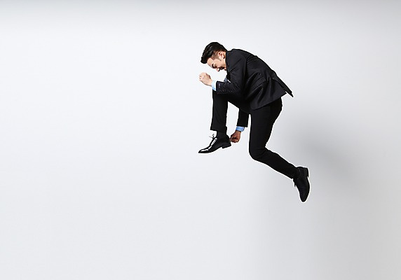 포토 JPG 스튜디오촬영 전신 남자 실내 한명 정장 20대 성인 옆모습 점프 한국인 비즈니스맨 찡그림 흰배경 넘기 뛰어넘기 성인남자한명만 국내포토 1 옷 뷰포인트 백그라운드 비즈니스 모션 표정 사람 동양인 청년 내부 흰색 직장인 남자한명만 성인남자만 파일형식