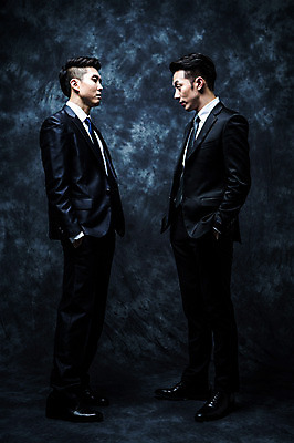 포토 JPG 스튜디오촬영 전신 남자 실내 서기 정장 20대 성인 두명 옆모습 마주보기 한국인 비즈니스맨 분위기 비밀 주머니손 긴장 노려봄 연기백그라운드 성인남자만 국내포토 옷 감정 뷰포인트 백그라운드 컨셉 비즈니스 모션 표정 사람 동양인 청년 내부 직장인 연기 남자만 성인만 파일형식