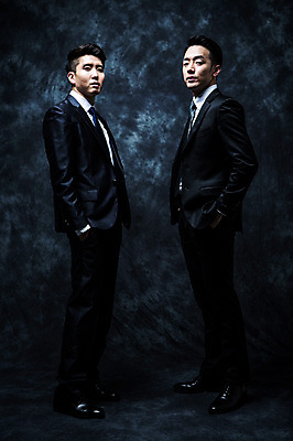 포토 JPG 스튜디오촬영 전신 남자 실내 서기 정장 20대 성인 두명 옆모습 마주보기 한국인 비즈니스맨 분위기 비밀 주머니손 긴장 노려봄 연기백그라운드 성인남자만 국내포토 옷 감정 뷰포인트 백그라운드 컨셉 비즈니스 모션 표정 사람 동양인 청년 내부 직장인 연기 남자만 성인만 파일형식