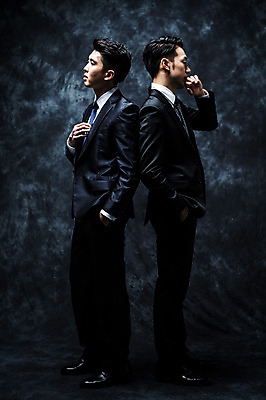 포토 JPG 스튜디오촬영 전신 남자 실내 서기 정장 20대 성인 두명 옆모습 한국인 등맞대기 비즈니스맨 분위기 비밀 주머니손 긴장 연기백그라운드 성인남자만 국내포토 옷 감정 뷰포인트 백그라운드 컨셉 비즈니스 모션 사람 동양인 청년 내부 직장인 연기 남자만 성인만 파일형식