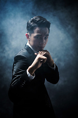 포토 JPG 스튜디오촬영 남자 실내 한명 정장 상반신 20대 성인 옆모습 주먹 한국인 비즈니스맨 분위기 비밀 싸움 긴장 연기백그라운드 성인남자한명만 국내포토 1 옷 감정 뷰포인트 백그라운드 컨셉 비즈니스 모션 사람 동양인 청년 내부 직장인 연기 남자한명만 성인남자만 파일형식