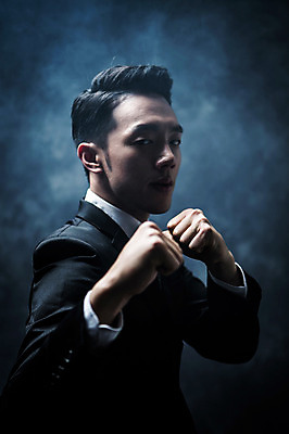 포토 JPG 스튜디오촬영 남자 실내 한명 정장 상반신 20대 성인 옆모습 주먹 한국인 비즈니스맨 분위기 비밀 싸움 긴장 연기백그라운드 성인남자한명만 국내포토 1 옷 감정 뷰포인트 백그라운드 컨셉 비즈니스 모션 사람 동양인 청년 내부 직장인 연기 남자한명만 성인남자만 파일형식