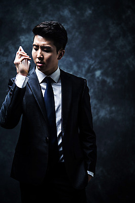 포토 JPG 스튜디오촬영 남자 실내 한명 들기 정장 상반신 20대 성인 앞모습 스마트폰 한국인 비즈니스맨 찡그림 분위기 비밀 통화 긴장 연기백그라운드 성인남자한명만 국내포토 1 옷 감정 뷰포인트 백그라운드 컨셉 비즈니스 모션 표정 사람 동양인 청년 내부 핸드폰 스마트기기 직장인 연기 남자한명만 성인남자만 파일형식