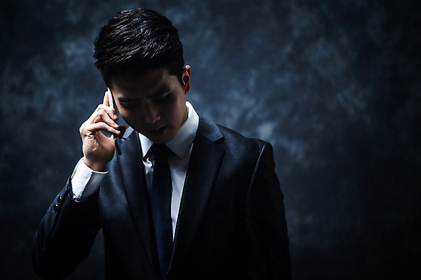 포토 JPG 스튜디오촬영 남자 실내 한명 들기 정장 상반신 20대 성인 앞모습 스마트폰 한국인 비즈니스맨 분위기 비밀 통화 긴장 연기백그라운드 성인남자한명만 국내포토 1 옷 감정 뷰포인트 백그라운드 컨셉 비즈니스 모션 사람 동양인 청년 내부 핸드폰 스마트기기 직장인 연기 남자한명만 성인남자만 파일형식