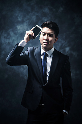 포토 JPG 스튜디오촬영 남자 실내 한명 들기 정장 상반신 20대 성인 앞모습 스마트폰 한국인 비즈니스맨 분위기 비밀 긴장 노려봄 비웃음 연기백그라운드 성인남자한명만 국내포토 1 옷 감정 뷰포인트 백그라운드 컨셉 비즈니스 모션 표정 사람 동양인 청년 내부 핸드폰 스마트기기 직장인 연기 남자한명만 성인남자만 파일형식